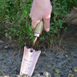 Rézzel bevont kézi ásó mélység jelölővel, kőrisfa nyéllel, 33 cm