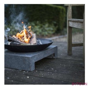 Öntöttvas tűzrakó tál négyzet alakú gránit lapon, 59 cm átmérőjű