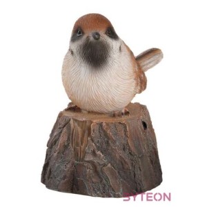 Fatörzsön ülő csiripelő kismadár polyresin szobor, mezei veréb, kültéri és beltéri dekorációs kiegészítő