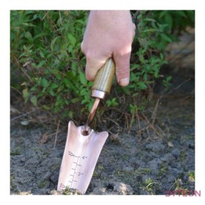 Rézzel bevont kézi ásó mélység jelölővel, kőrisfa nyéllel, 33 cm