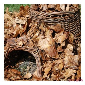 Sündisznó ház fonott kosárból, 53 x 25 cm